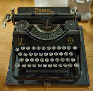 Juwel-typewriter_hg